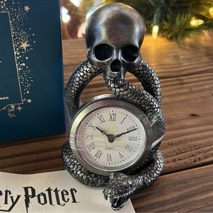 NWT HARRY POTTER GLOW IN THE DARK CLOCK💗💗💗SOLD OUT💗PRICE FIRM💗